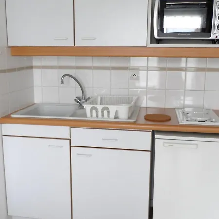 2 Pièces Avec Piscine Et Parking à - Fr-1-487-294 *