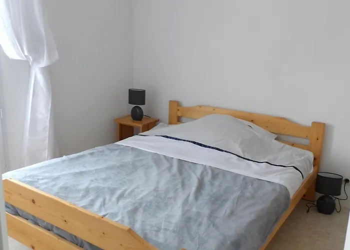 2 Pièces Avec Piscine Et Parking à - Fr-1-487-294