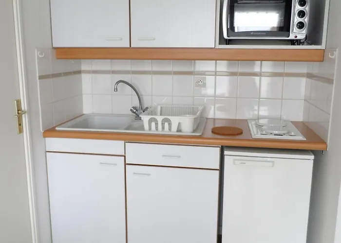 2 Pieces Avec Piscine Et Parking A - Fr-1-487-294 *